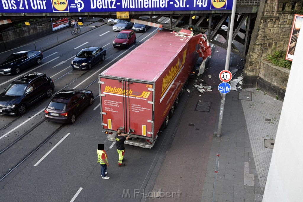 LKW blieb unter Bruecke haengen Koeln Deutz Opladenerstr Deutz Muelheimerstr P044.JPG - Miklos Laubert